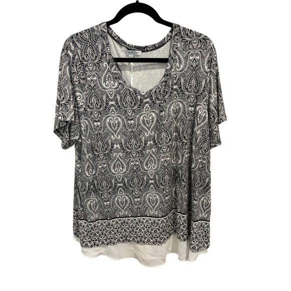 Rose & Olive Plus Size 3X Black White Floral Contrast Hem Stretch Knit Top NWT - Picture 1 of 5